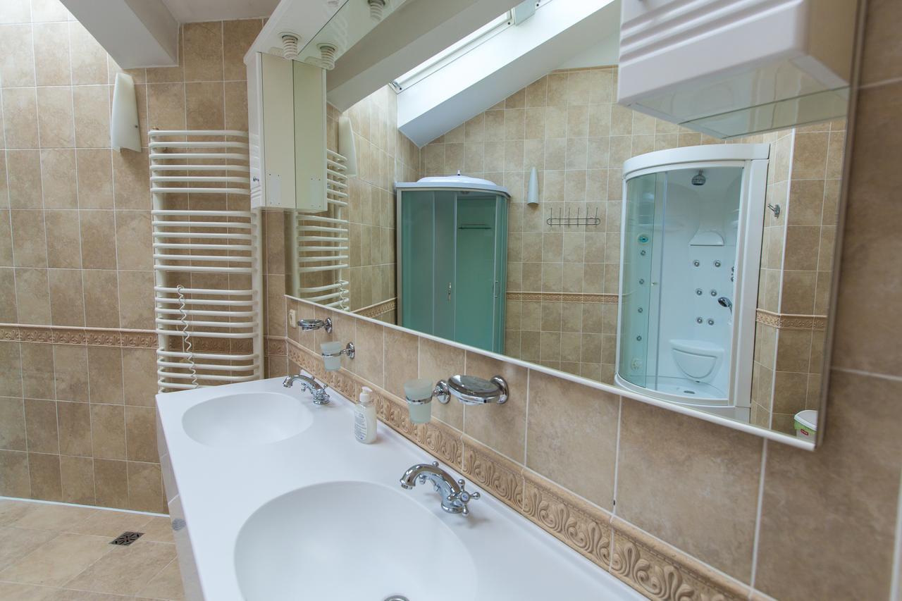 10 Rooms Lviv Extérieur photo